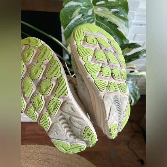 HOKA - Clifton 9 Vanilla / Astral Running Shoes - Picture 10 of 13